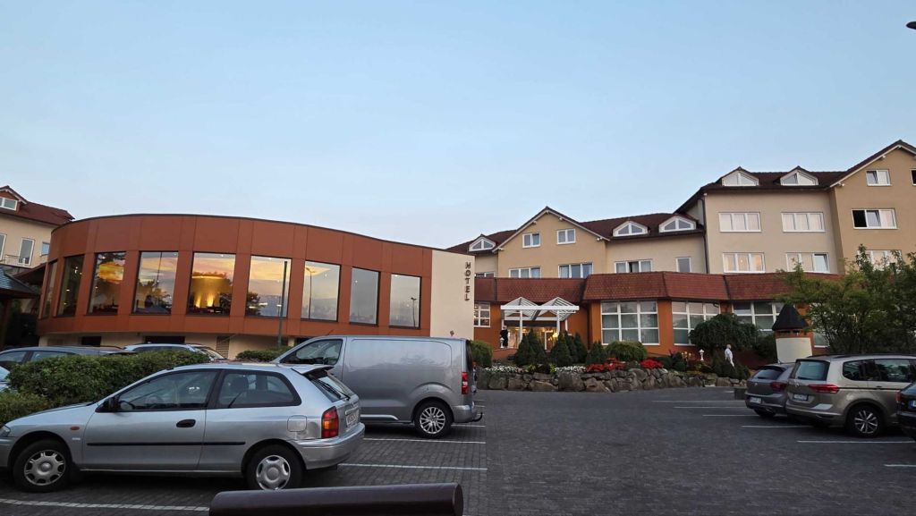 Parkplatz vor dem Sieben Welten Hotel & SPA Resort