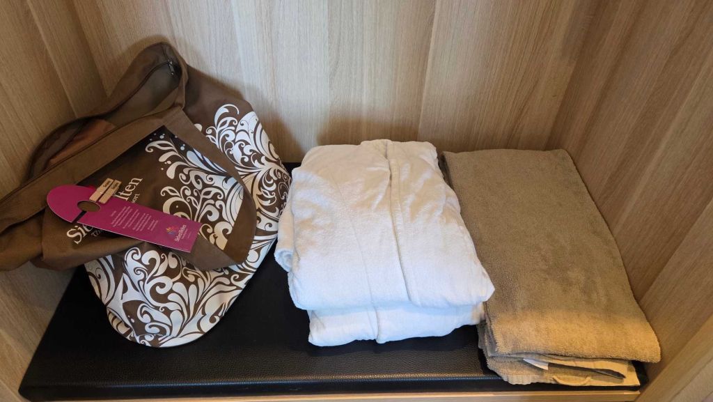 Bademäntel und Badetücher im Kleiderschrank