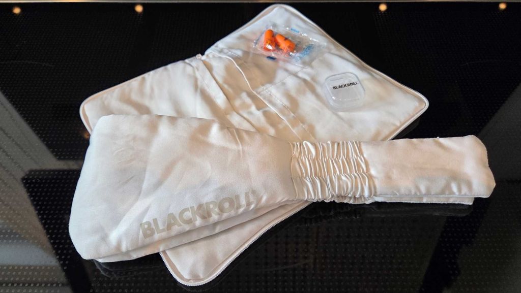 BLACKROLL Schlafmaske mit Aufbewahrungstasche und Ohrstöpseln