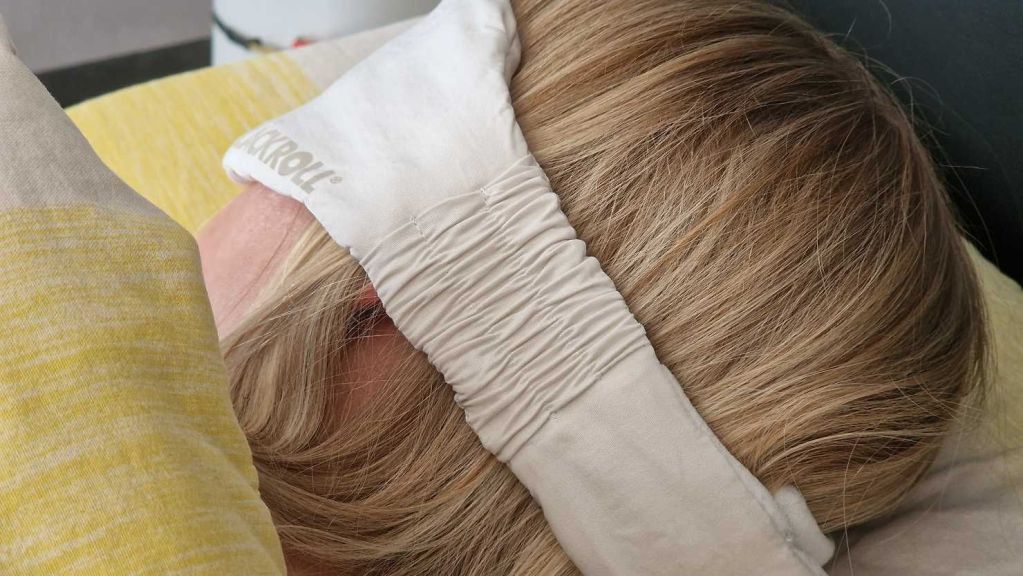 Rückansicht der BLACKROLL Schlafmaske mit breitem Verschluss am Hinterkopf