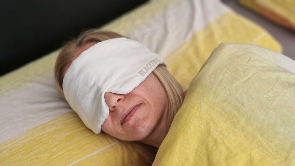 BLACKROLL Schlafmaske beim Schlafen im eigenen Bett