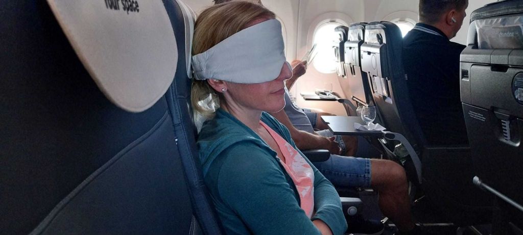 BLACKROLL Schlafmaske während eines Fluges