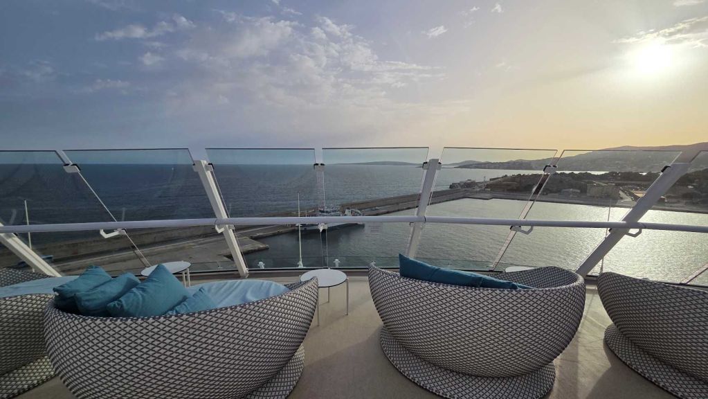 Sonnendeck der Mein Schiff Flow mit Blick auf das Meer