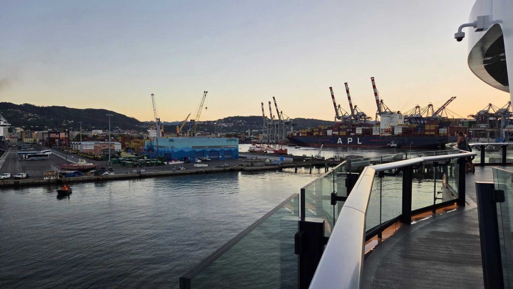 Heckbereich vom Deck 5 bei der Hafeneinfahrt