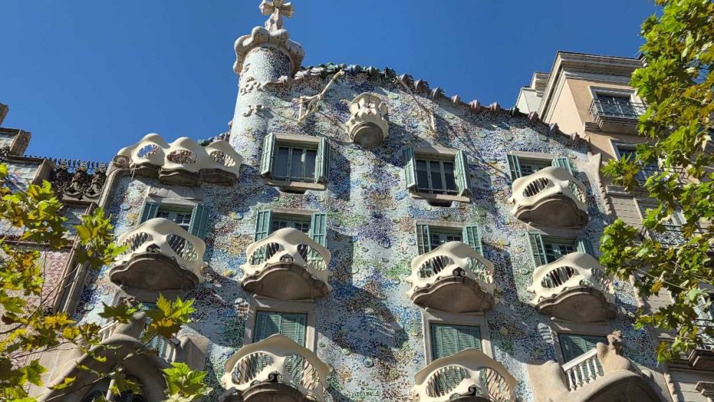 Fassade der Casa Batlló am Passeig de Gràcia in Barcelona