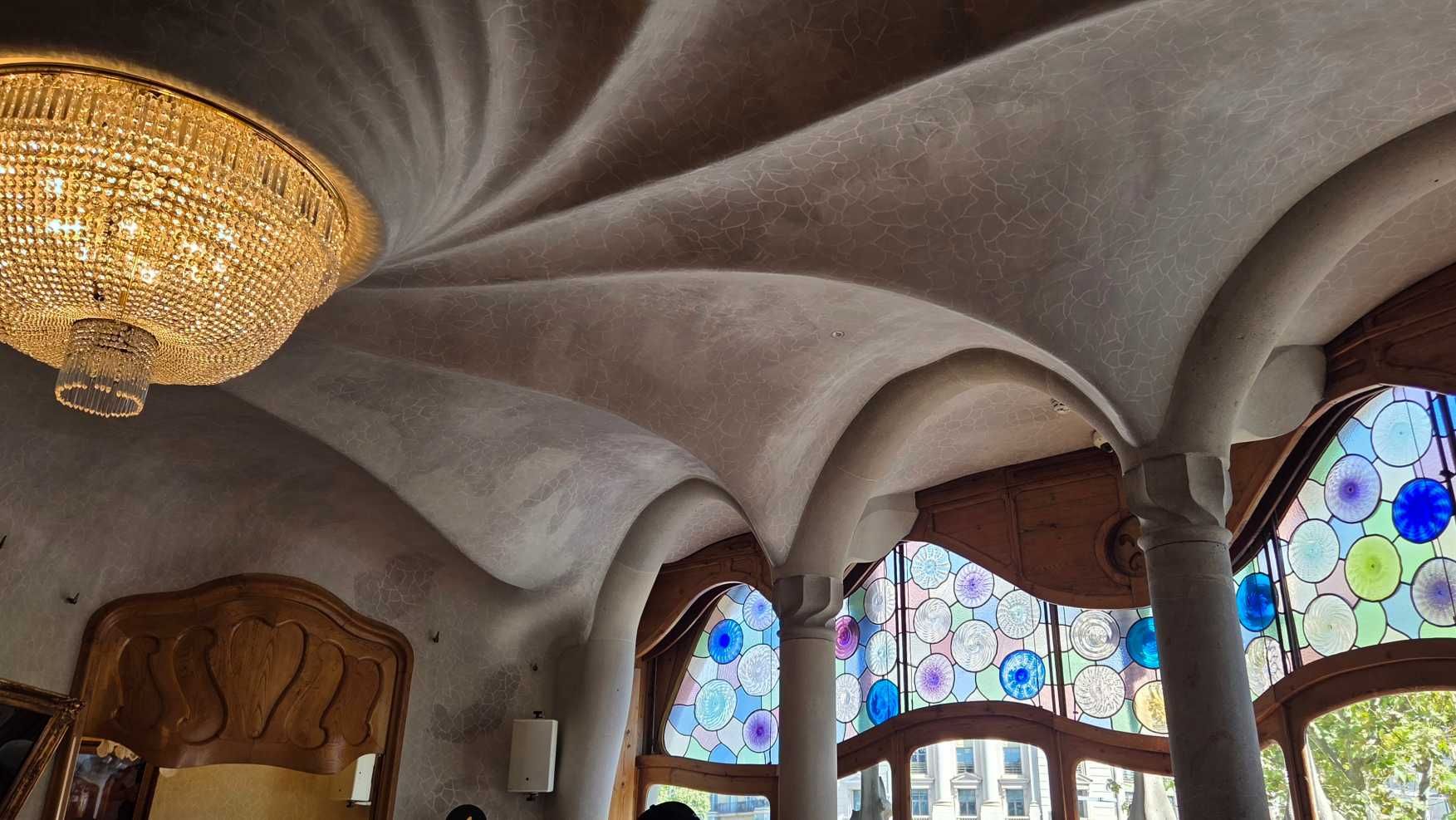Wellenförmige Decke im Hauptwohnzimmer der Casa Batlló