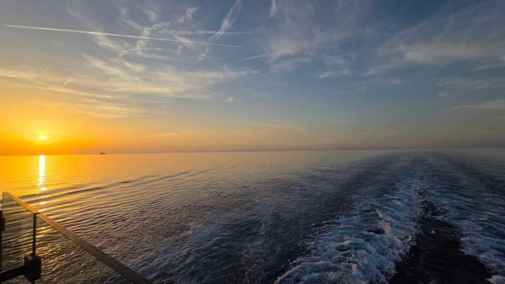 Ausblick auf den Sonnenuntergang von meinem Lieblingsplatz auf Deck 5