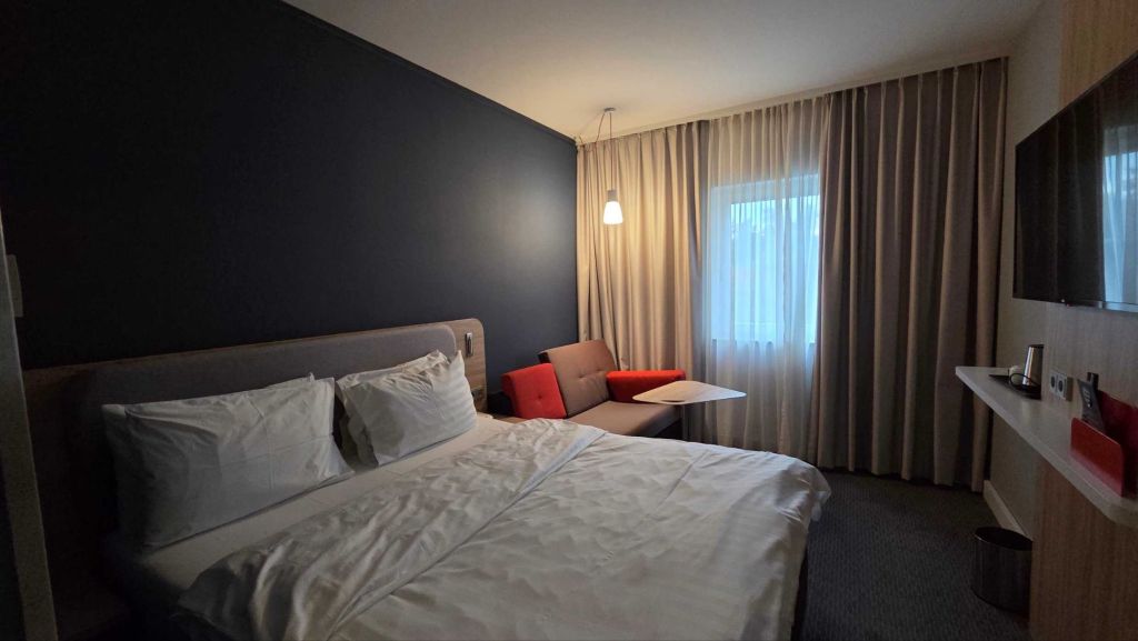 Modern eingerichtetes Zimmer im Holiday Inn Express Frankfurt Airport
