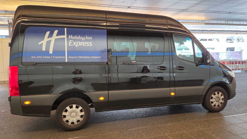 Flughafenshuttle für den Transfer zwischen Hotel und Flughafen Frankfurt