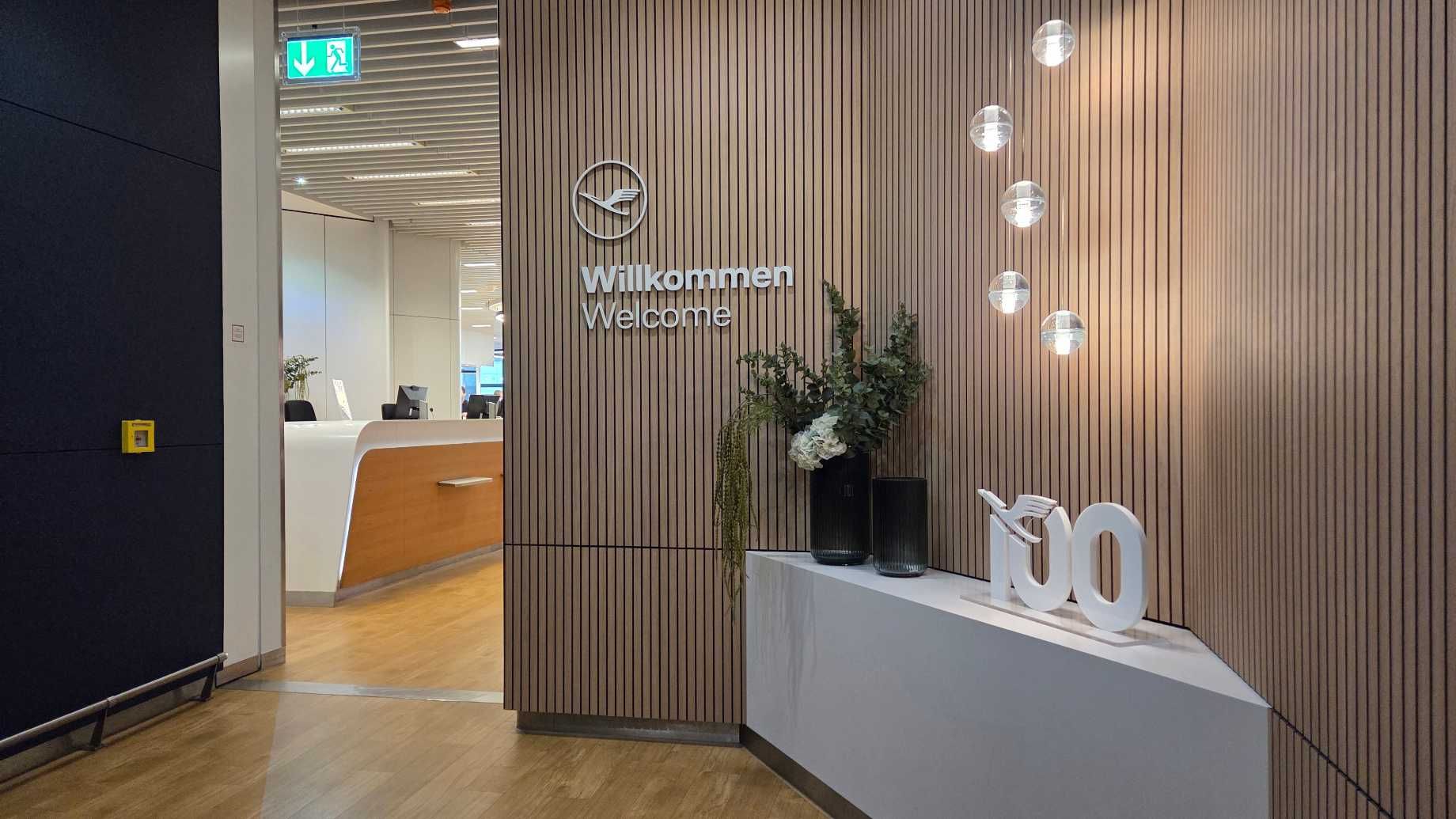 Eingang zur Lufthansa Business Lounge am Gate A13 in Frankfurt