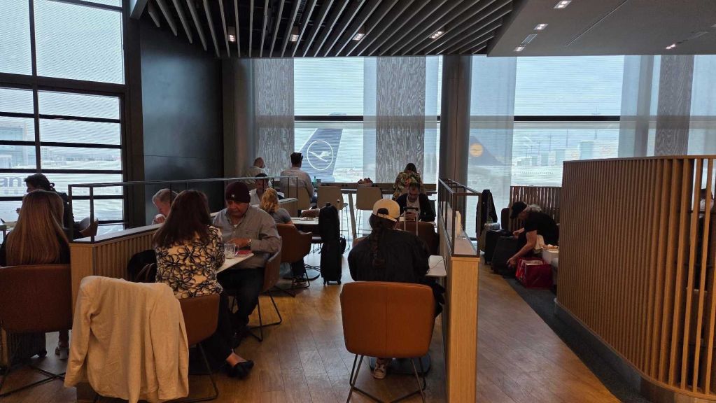 Sitzbereich in der Lufthansa Business Lounge A13 am Frankfurter Flughafen