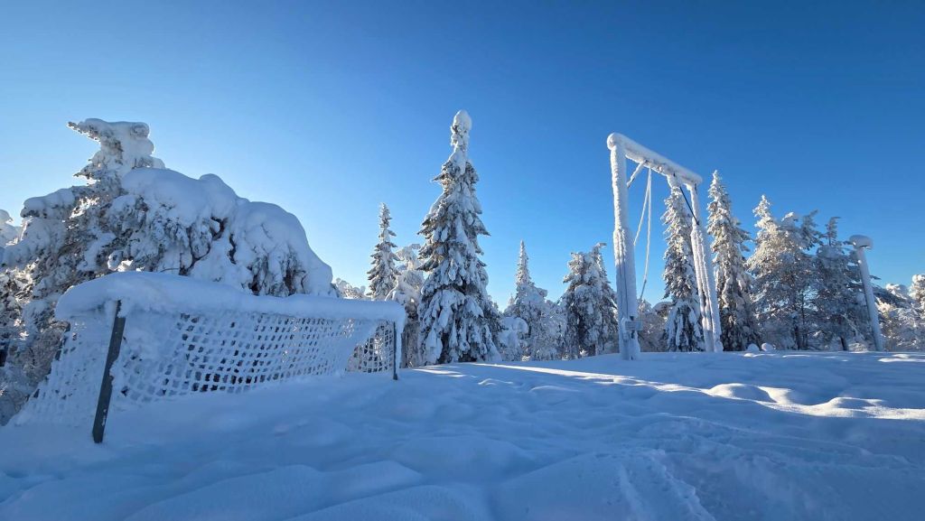 Verschneiter Sportplatz im Syöte Nationalpark in Finnland