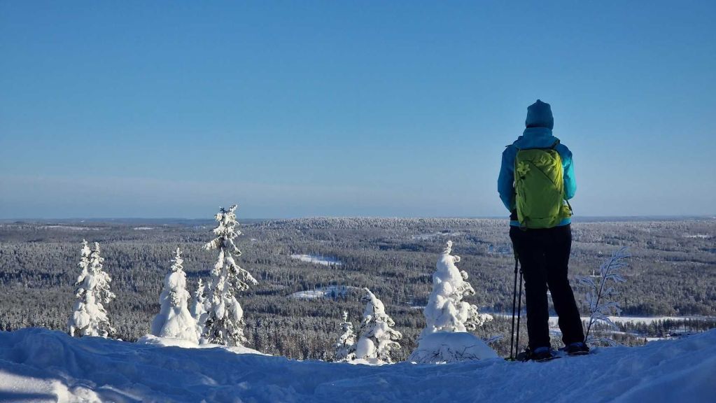 Blick vom Aussichtspunkt auf die verschneite Landschaft bei Syöte