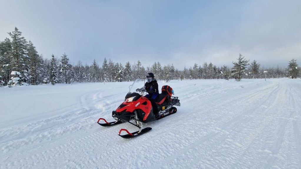 Snowmobil auf einer präparierten Schneemobilstrecke in Finnland